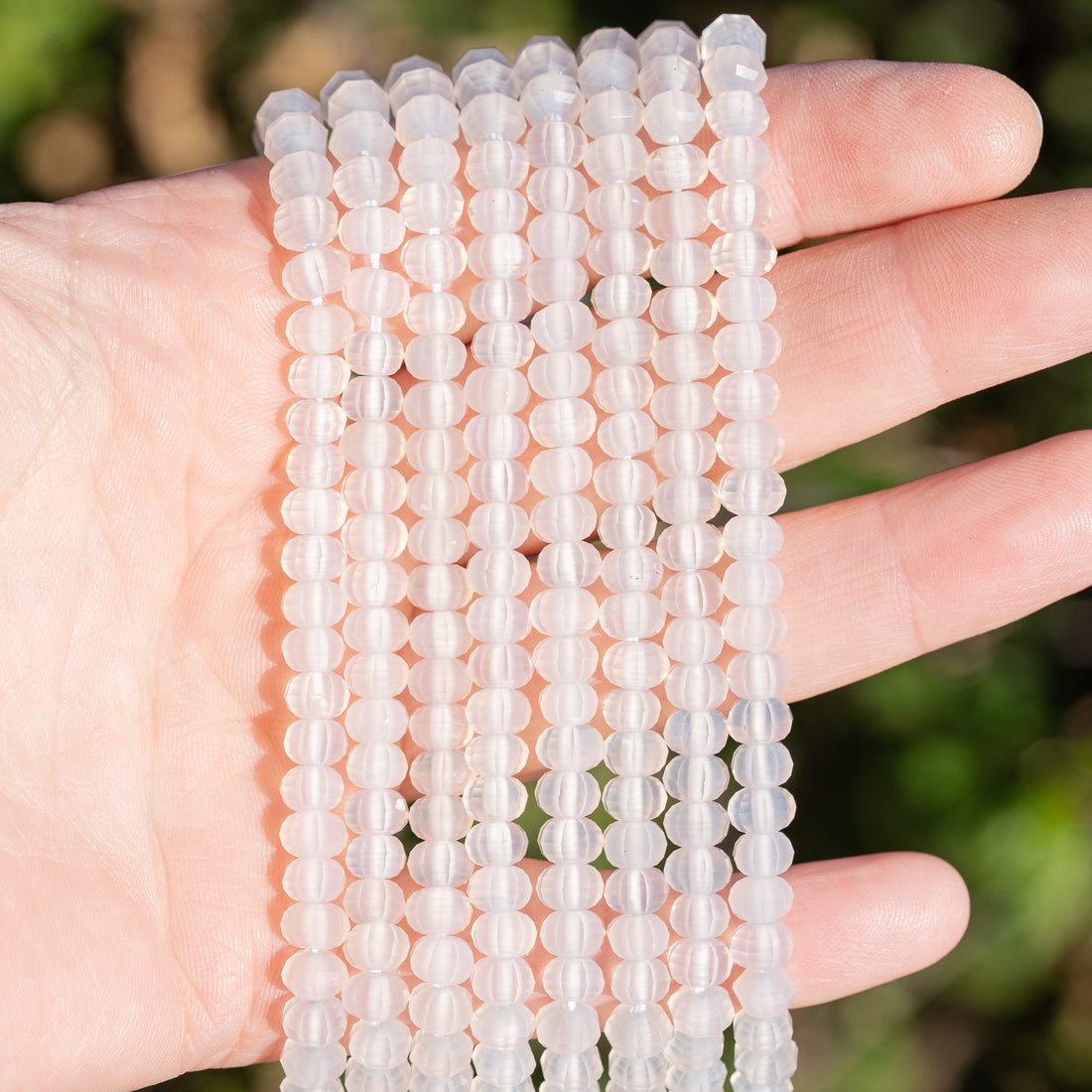 Perles rondelles facettes lanternes/citrouilles en Agate blanche de 5,5/6 x 4 mm ( 1/2 rang de env 46 perles )