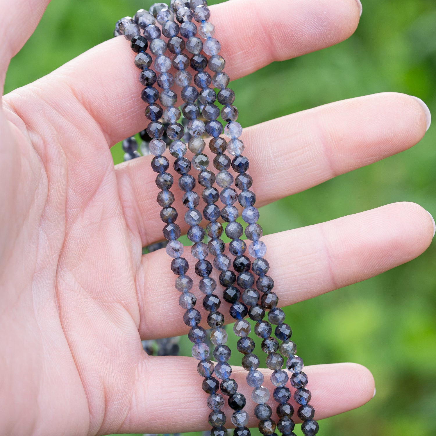 Perles rondes facettes de Iolite de 4 mm ( rang de env 94 perles )