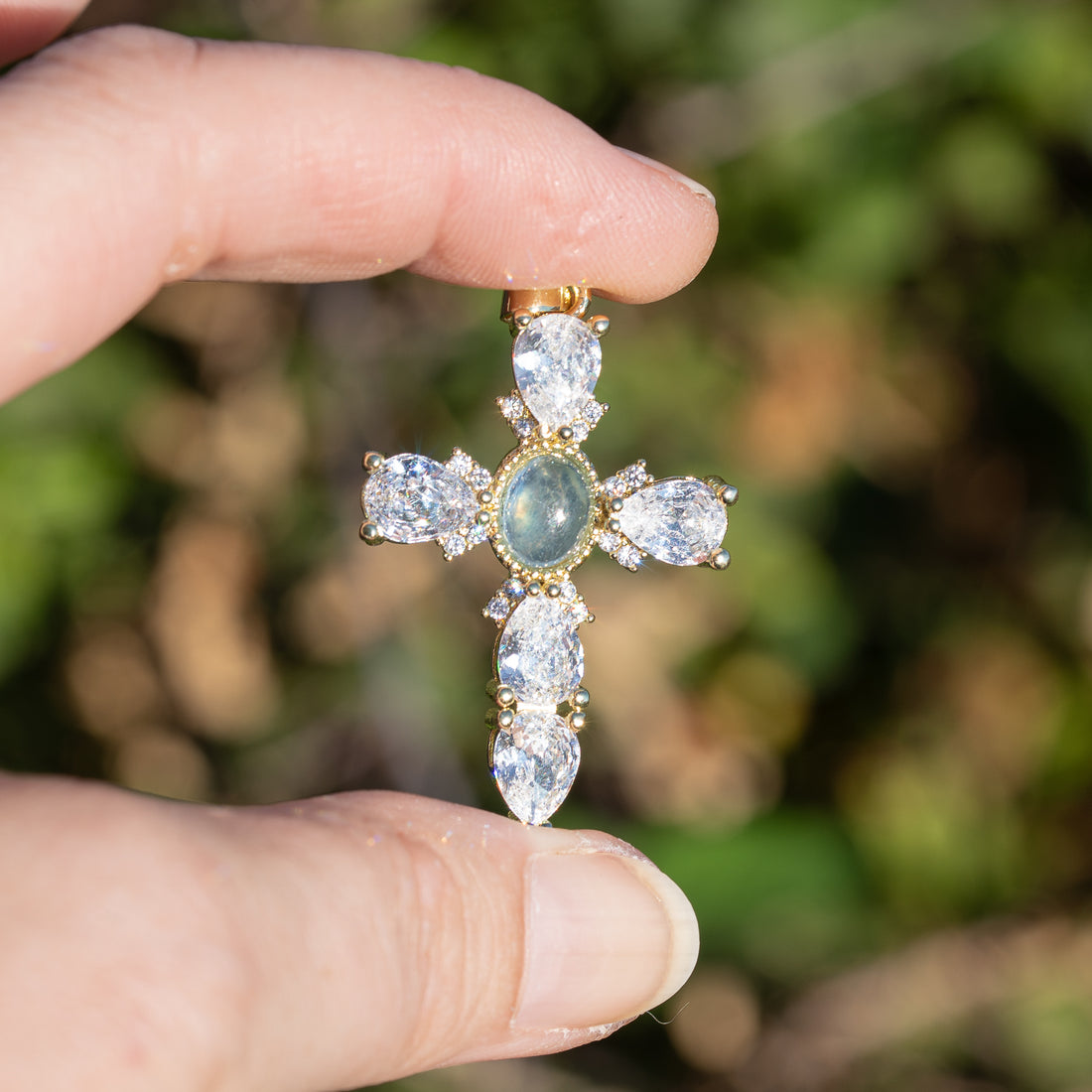 Breloques croix en Aigue-marine, laiton plaqué or 18k et zirconium de 39 mm ( à l&