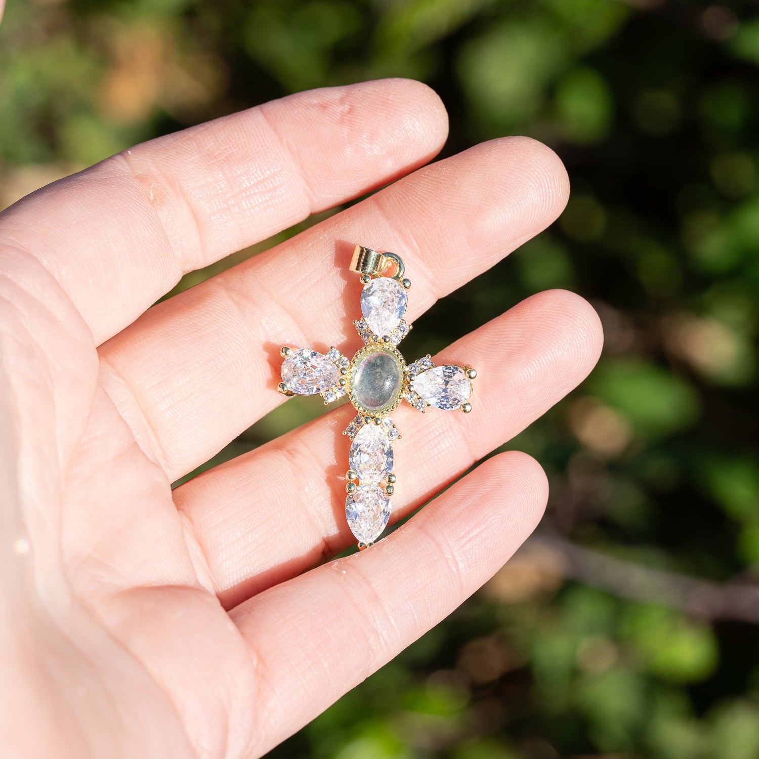Breloques croix en Aigue-marine, laiton plaqué or 18k et zirconium de 39 mm ( à l&