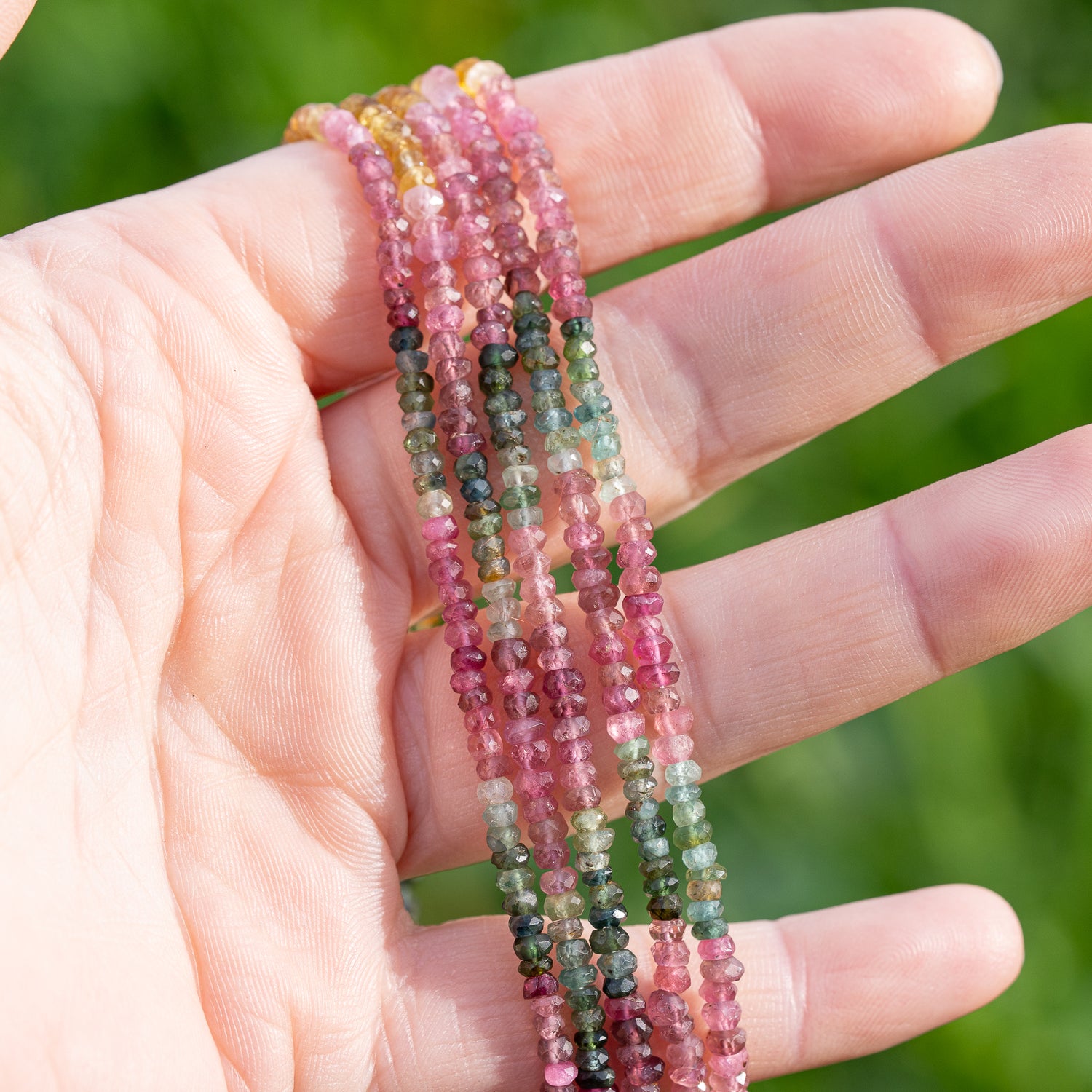 Perles rondelles facettes de Tourmaline multicolore de env 3/3 x 2 mm ( rang 32 cm et 150 perles )