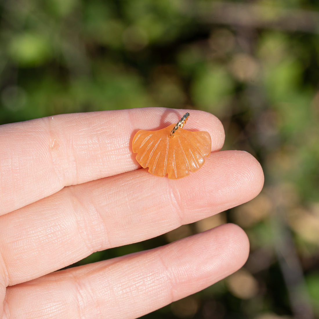 Pendentif feuille de Ginkgo en Aventurine orange rouge env 20 mm ( à l&