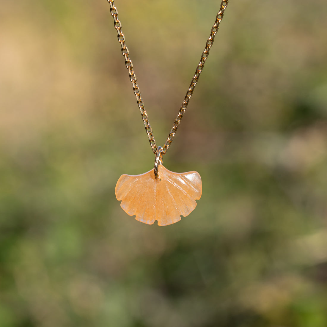 Pendentif feuille de Ginkgo en Aventurine orange rouge env 20 mm ( à l&