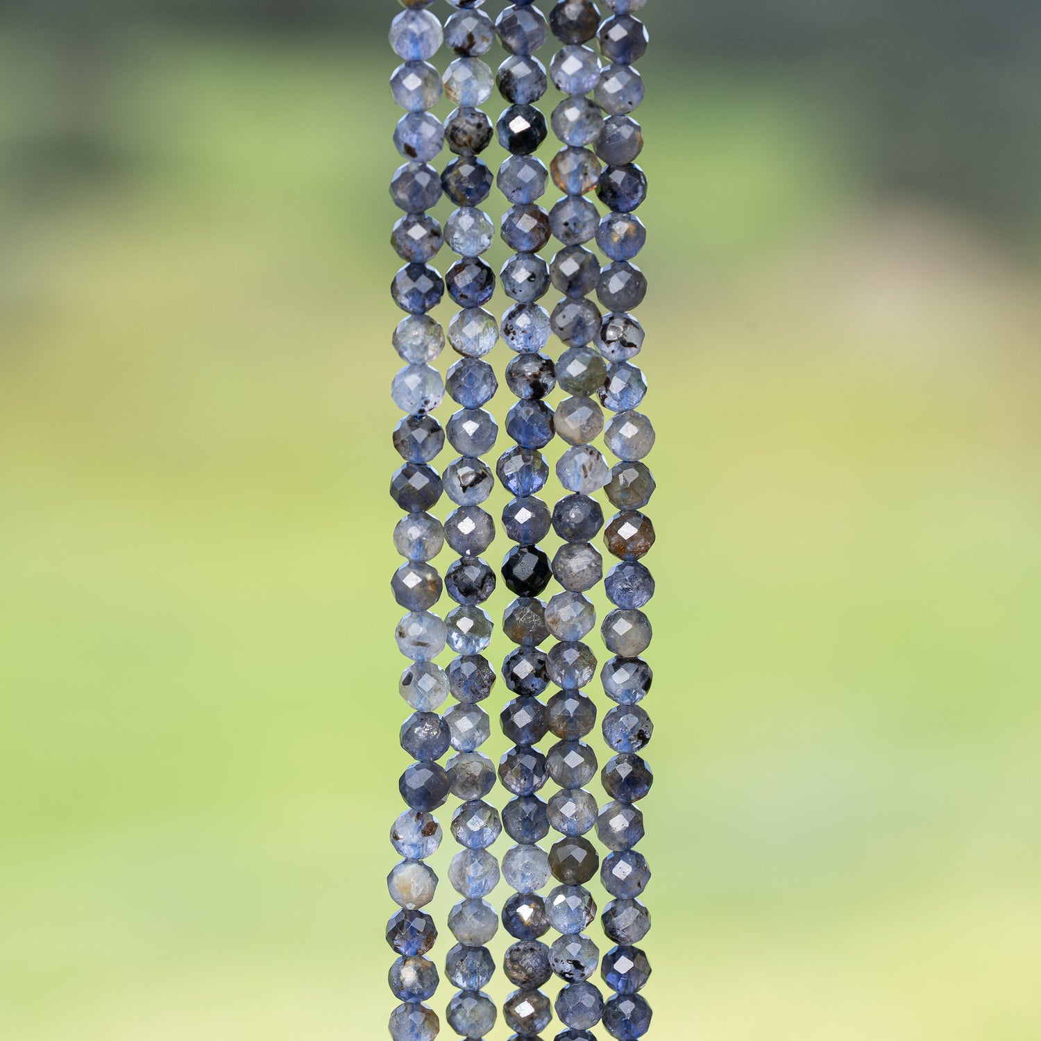 Perles rondes facettes de Iolite de 4 mm ( rang de env 94 perles )