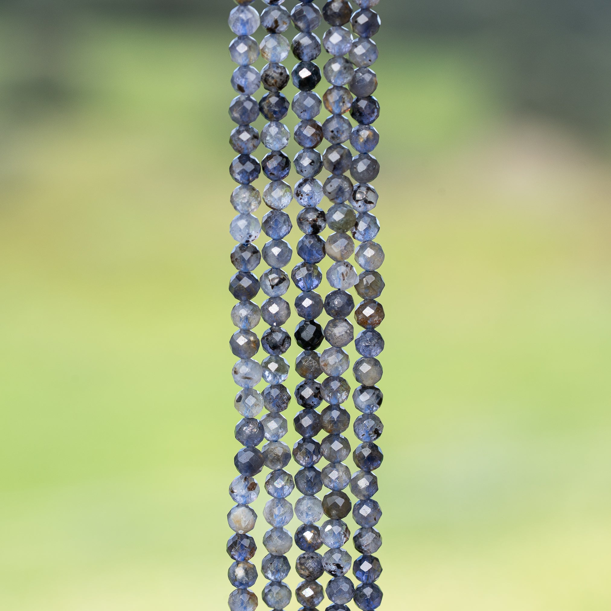 Perles rondes facettes de Iolite de 4 mm ( rang de env 94 perles )