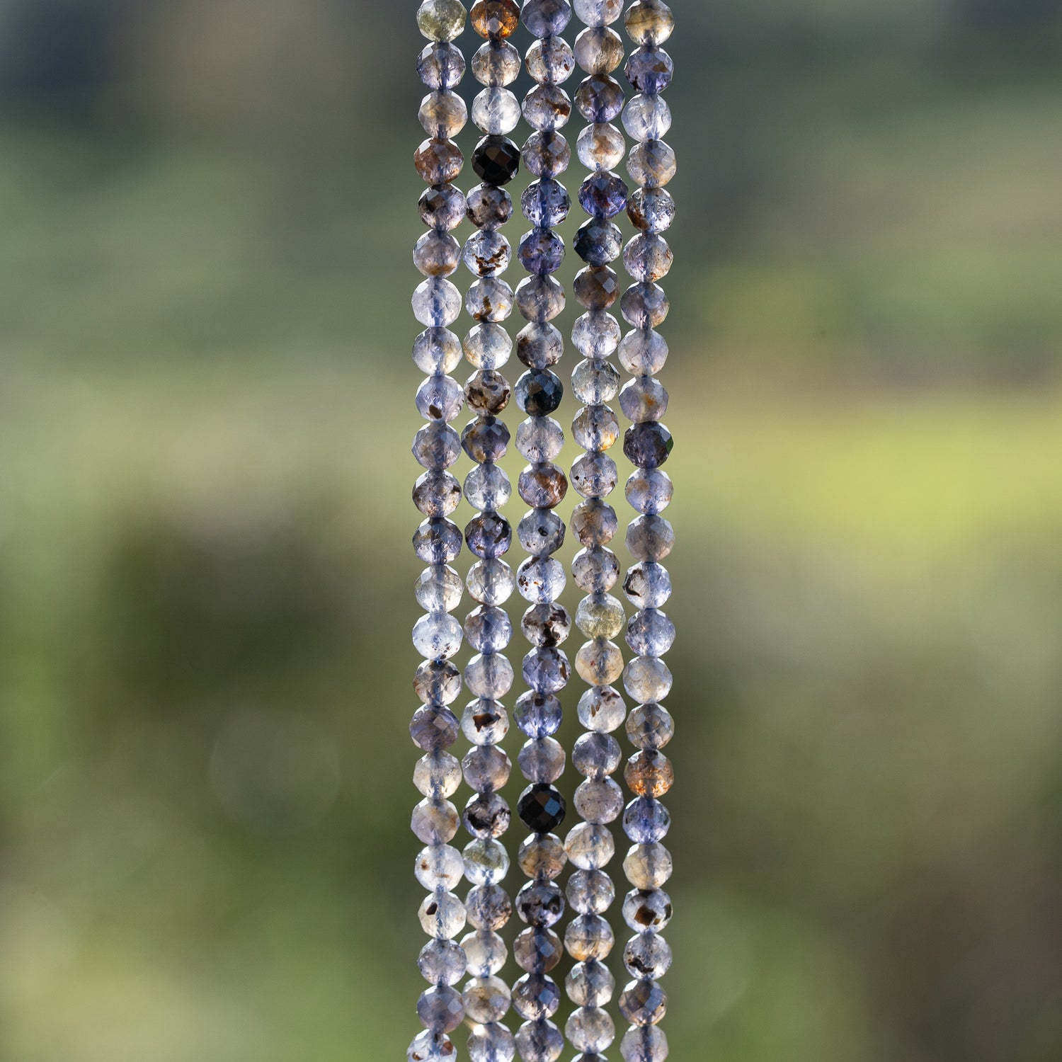 Perles rondes facettes de Iolite de 4 mm ( rang de env 94 perles )