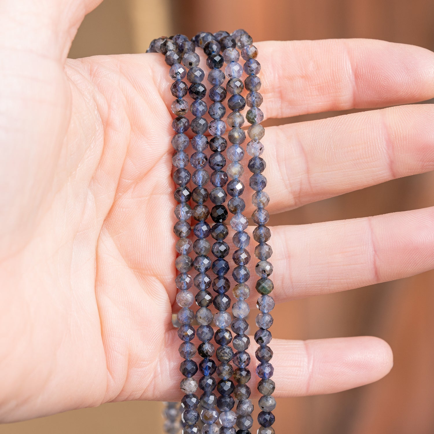 Perles rondes facettes de Iolite de 4 mm ( rang de env 94 perles )
