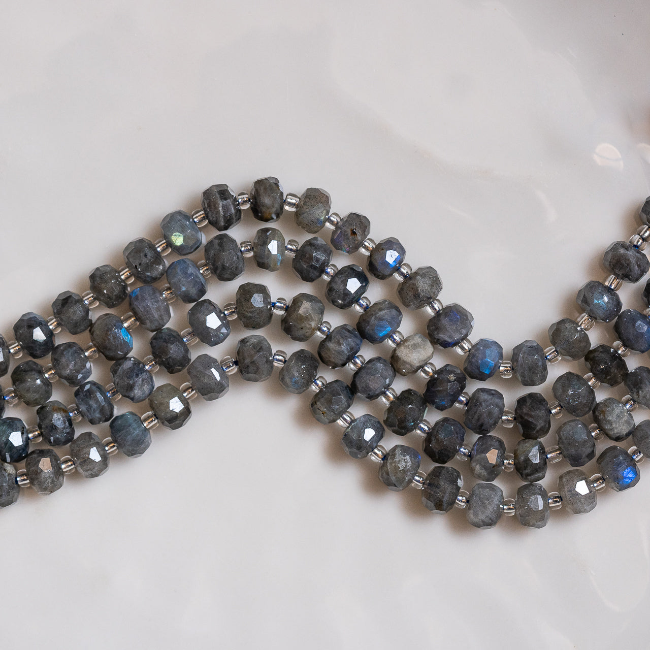 Perles rondelles facettes de Labradorite de 7 x 5 mm ( 1/2 rang de env 25/26 perles )