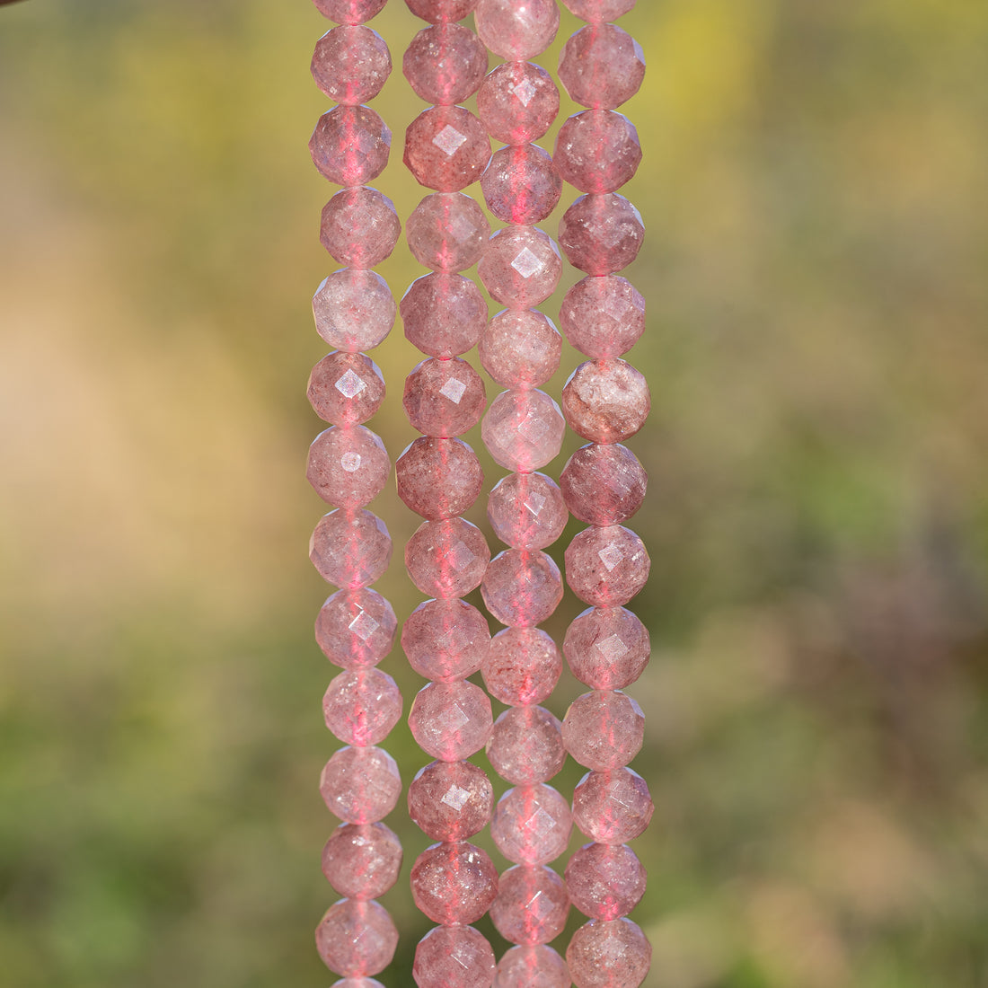 Perles rondes facettes de Quartz fraise de 8 mm ( 1/2 rang de env 26 perles )