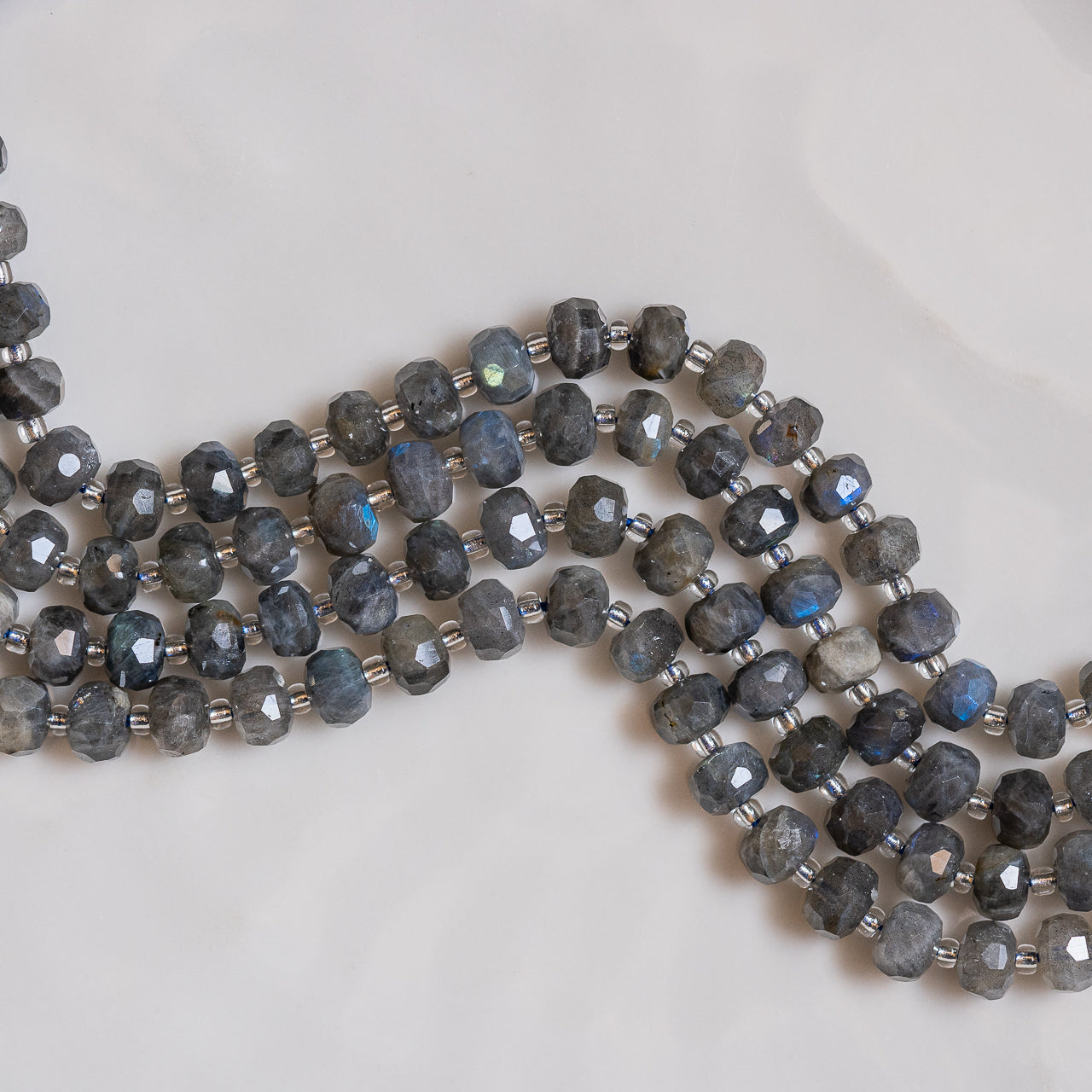 Perles rondelles facettes de Labradorite de 7 x 5 mm ( 1/2 rang de env 25/26 perles )