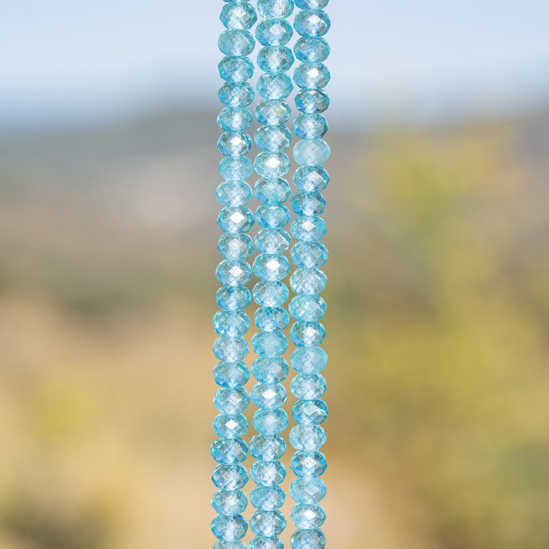 Perles rondelles facettes de Topaze bleue de 6 x 4 mm ( 1/4 rang de env 23 perles )