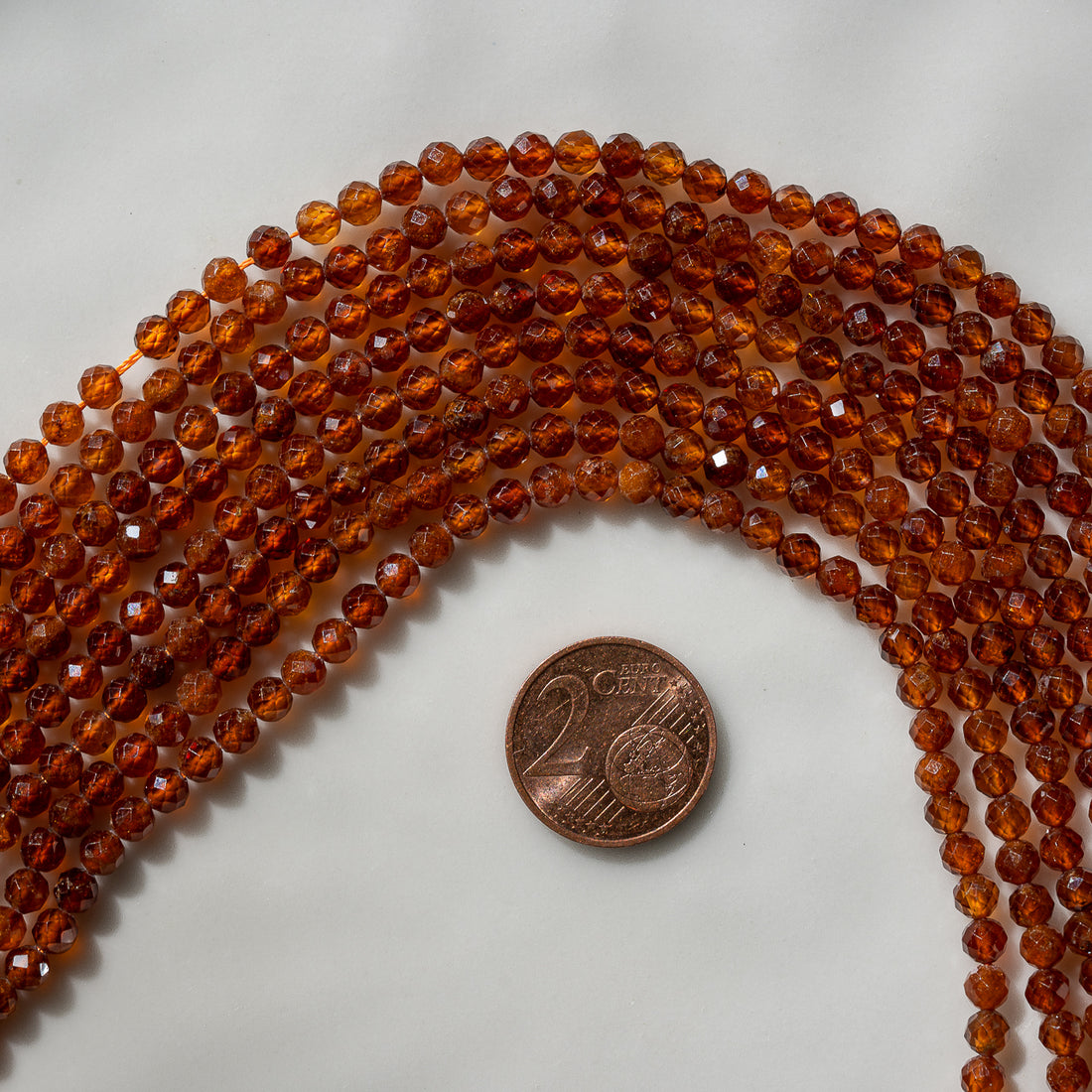 Perles rondes facettes de Grenat hessonite de 4 mm ( rang de env 98 perles )