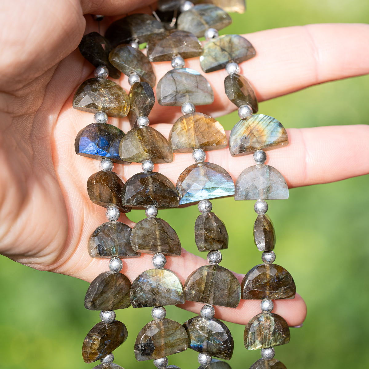 Perles demi-lunes facettes de Labradorite de env 13/15 mm ( lot de 2 perles )