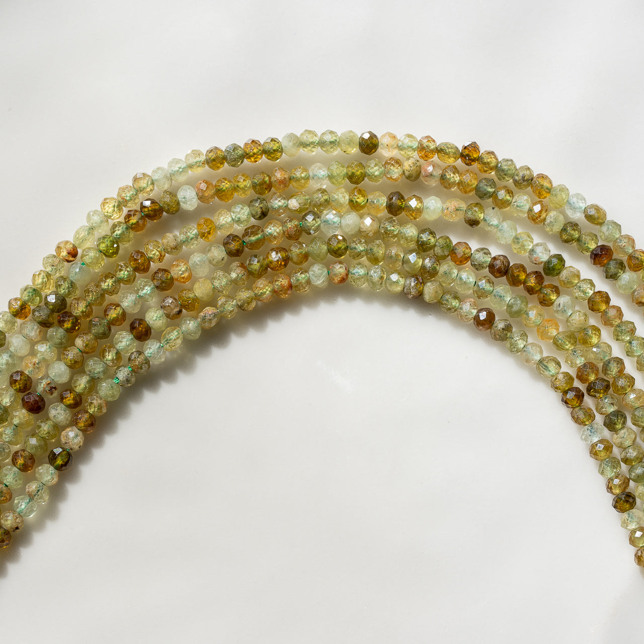 Perles rondelles facettes de Grenat vert andradite de 2,5/3 x 2/2,5 mm ( 1/2 rang de env 80/95 perles )