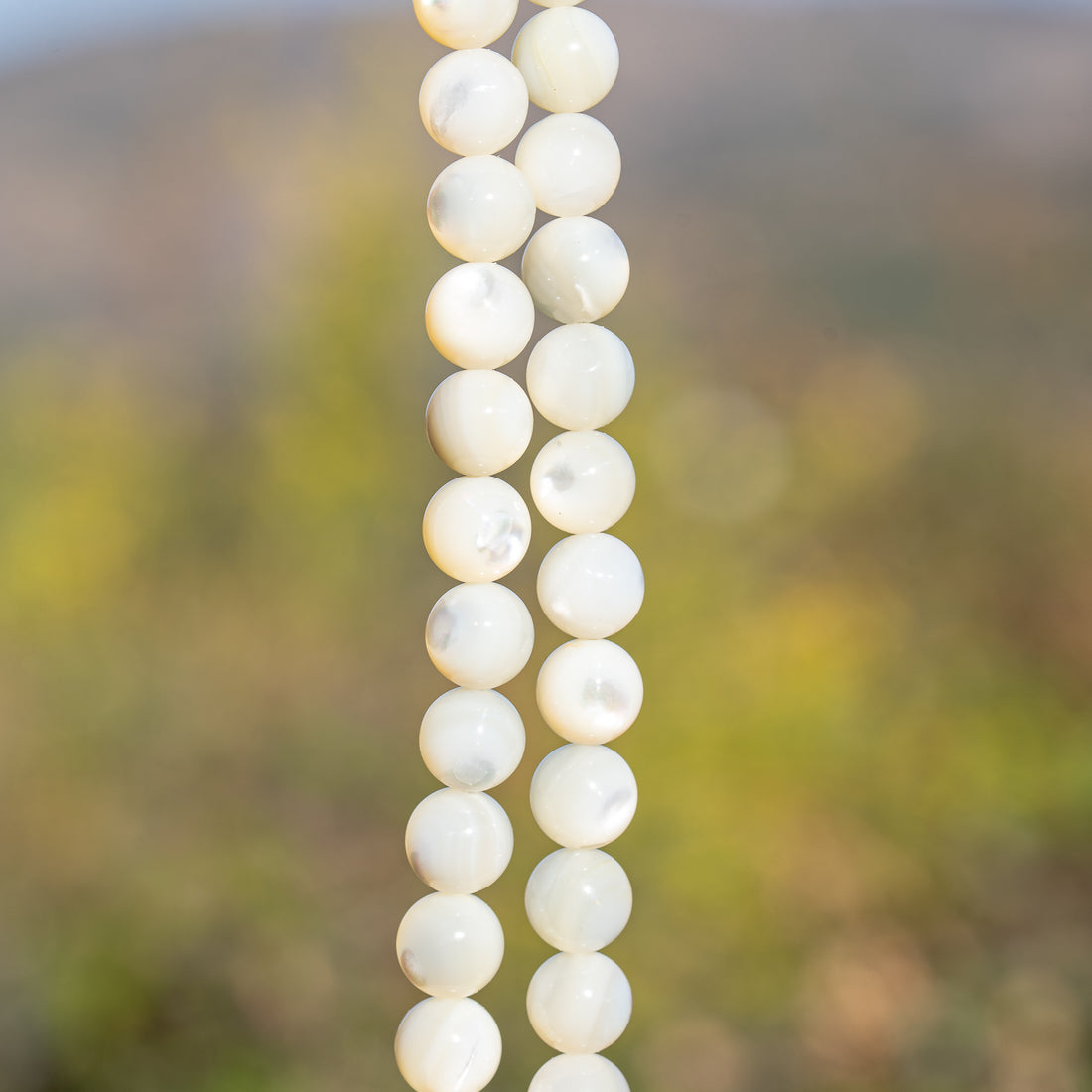 Perles rondes lisses de nacre blanche de 9 mm ( 1/2 rang de env 22 perles )