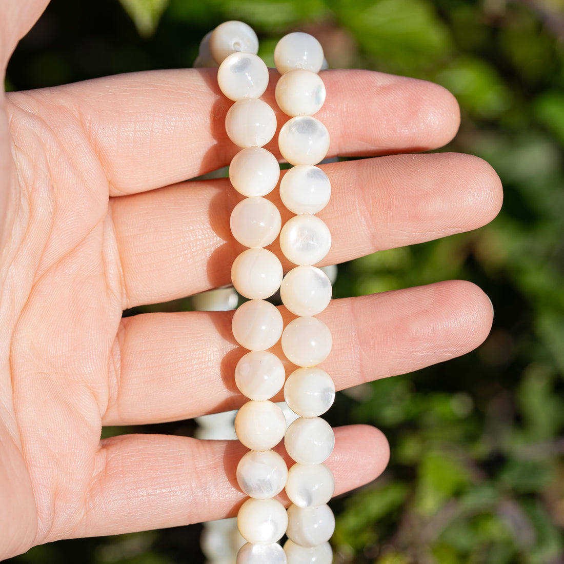 Perles rondes lisses de nacre blanche de 9 mm ( 1/2 rang de env 22 perles )