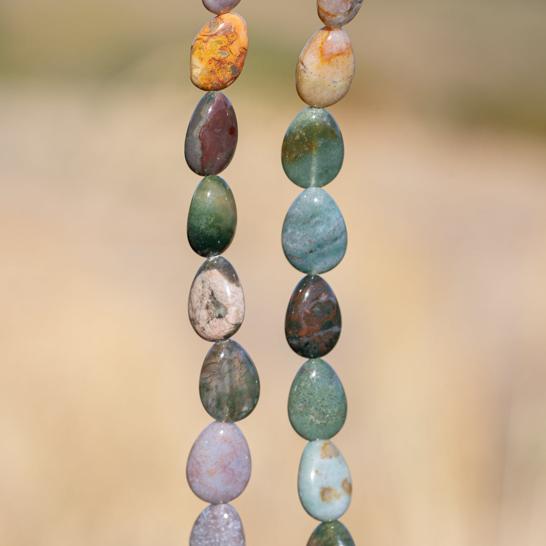 Perles gouttes lisses en Agate indienne de 13/14 mm ( 1/2 rang de env 14 perles )