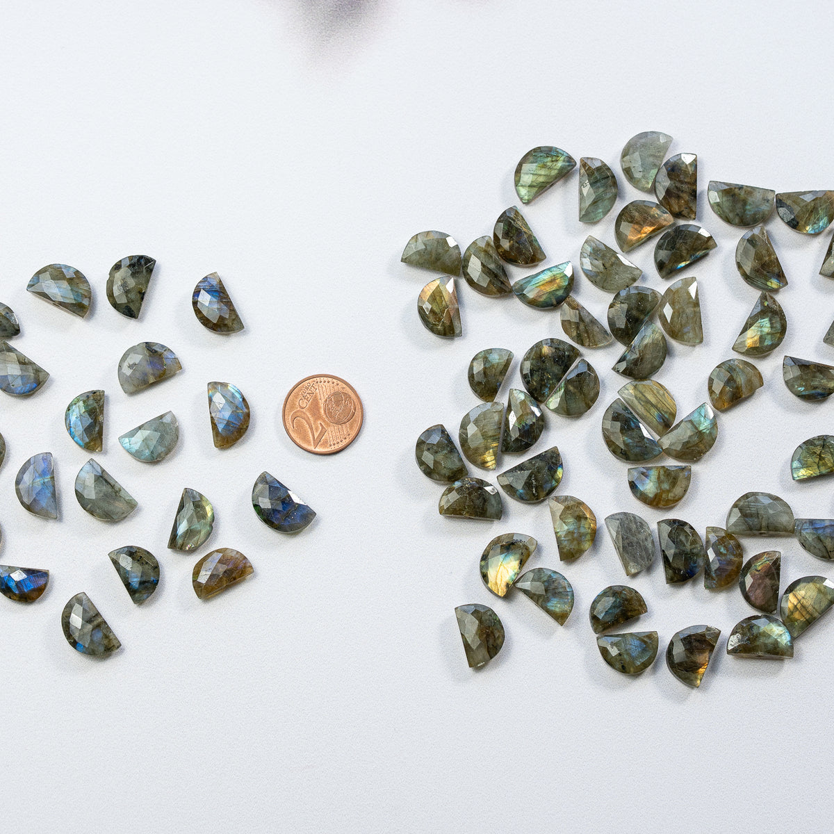 Perles demi-lunes facettes de Labradorite de env 13/15 mm ( lot de 2 perles )
