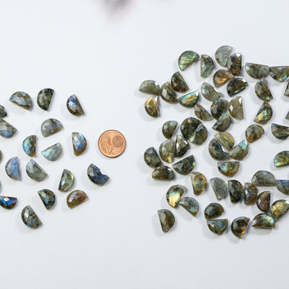 Perles demi-lunes facettes de Labradorite de env 13/15 mm ( lot de 2 perles )