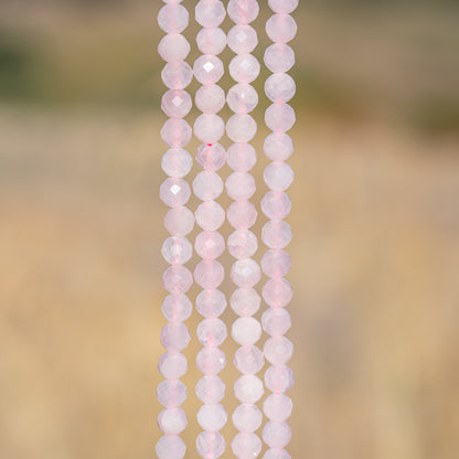 Perles rondes facettes de Quartz rose de 6 mm ( rang de env 62 perles )