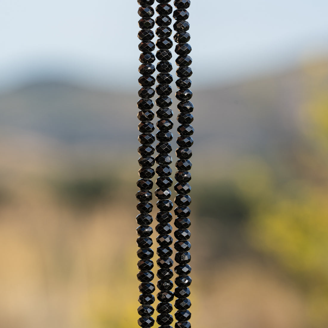 Perles rondelles facettes de Tourmaline noire de 5 x 3 mm ( 1/2 rang de env 60 perles )