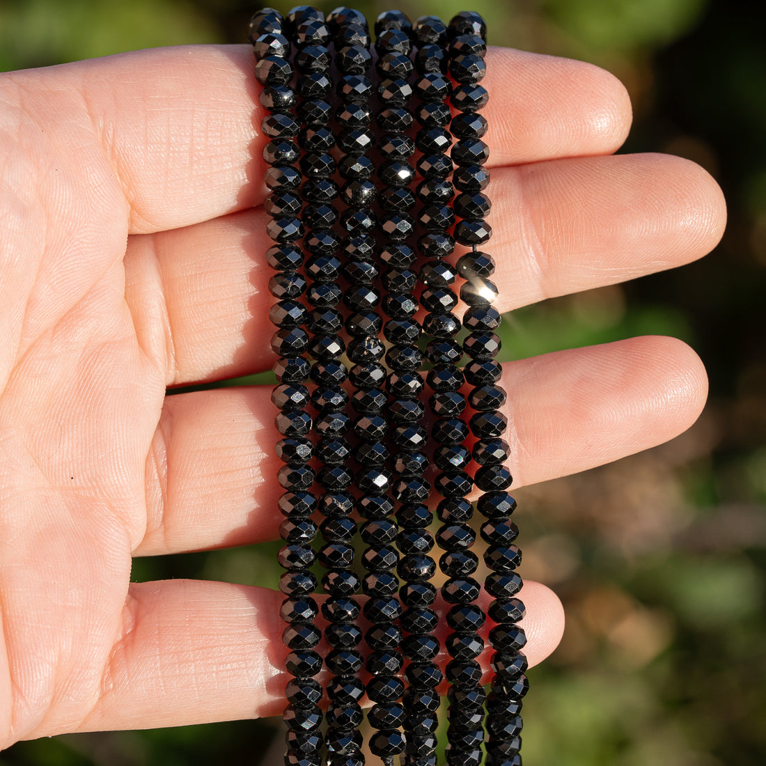 Perles rondelles facettes de Tourmaline noire de 5 x 3 mm ( 1/2 rang de env 60 perles )