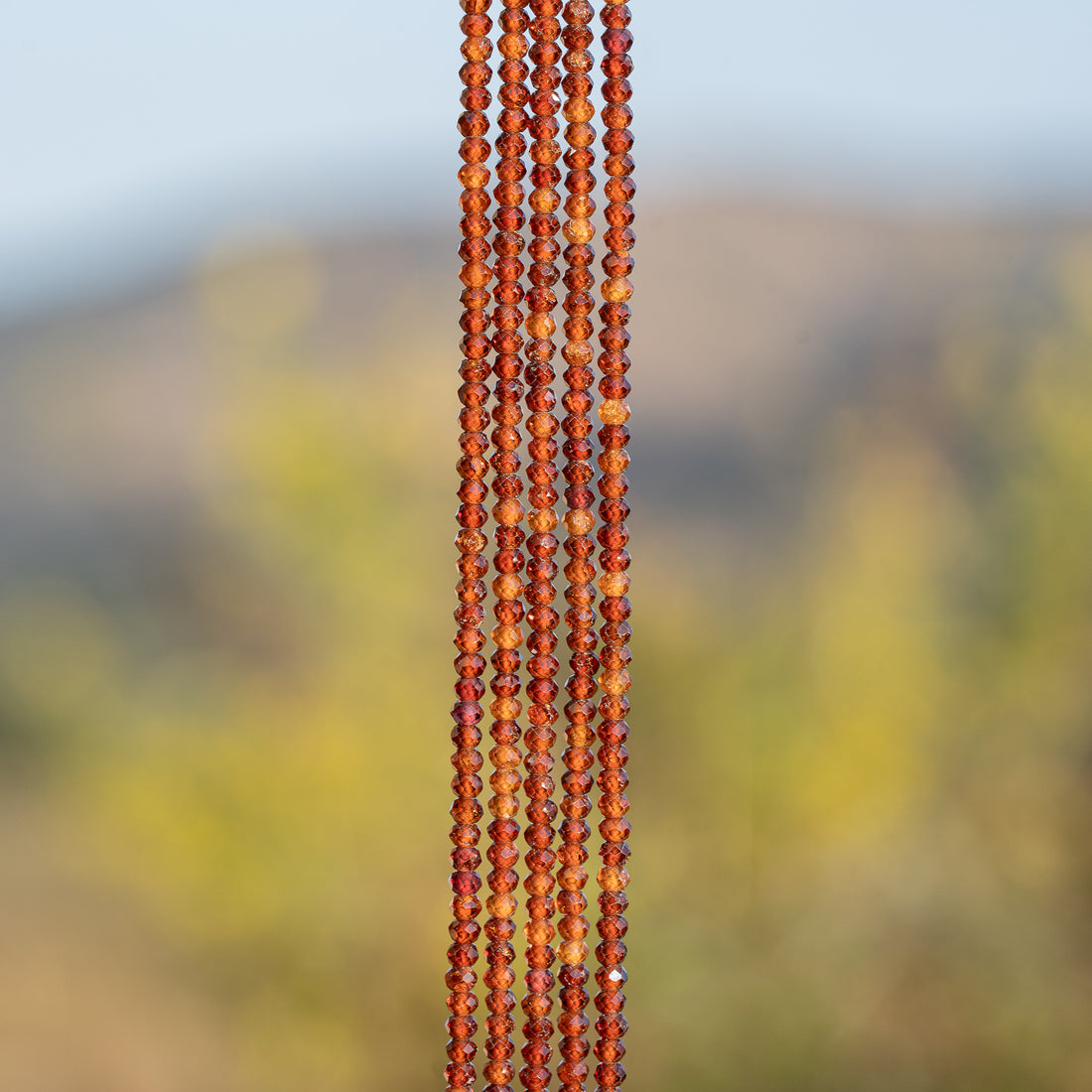 Perles rondelles facettes de Grenat Hessonite de 3 x 2 mm ( rang de env 188 perles )