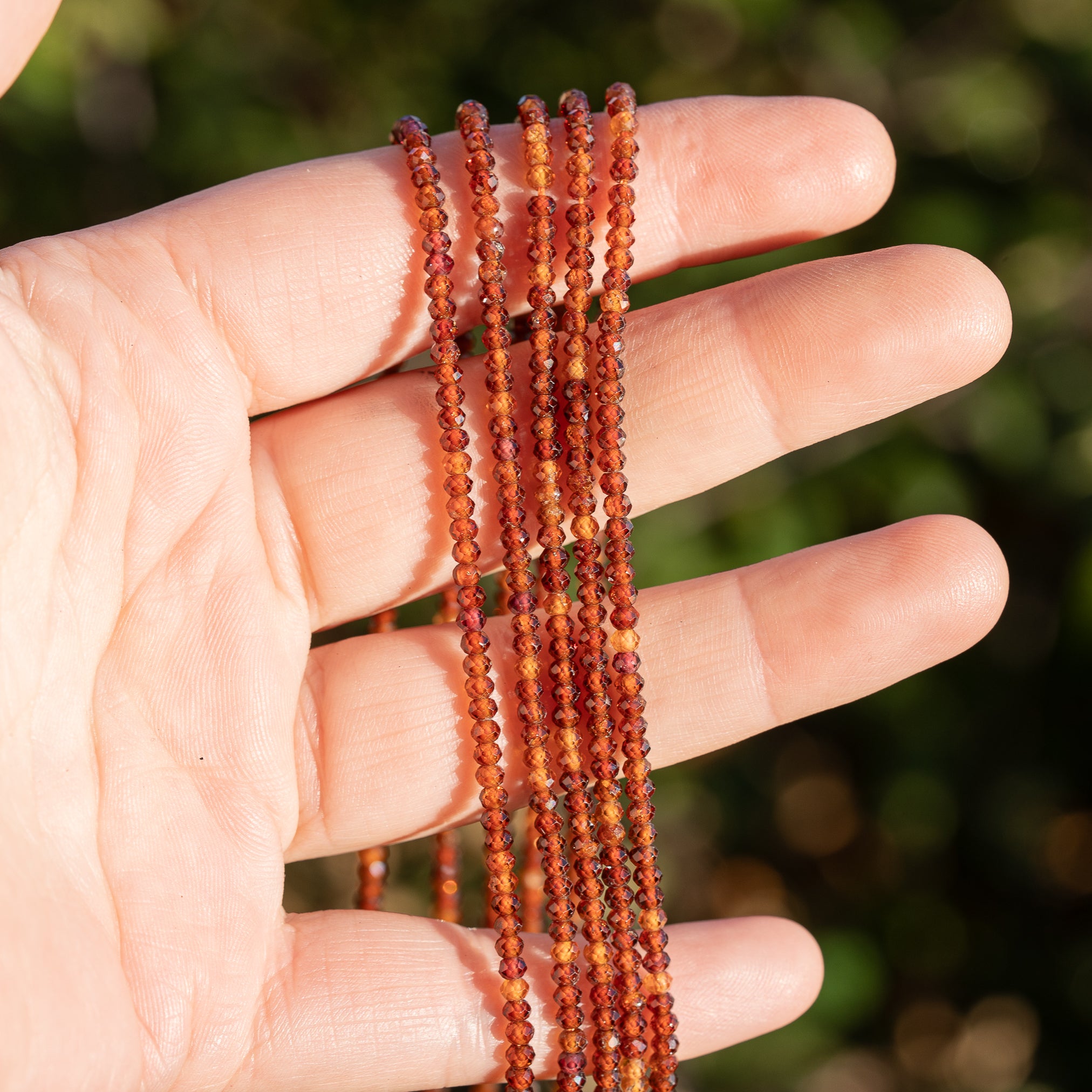 Perles rondelles facettes de Grenat Hessonite de 3 x 2 mm ( rang de env 188 perles )