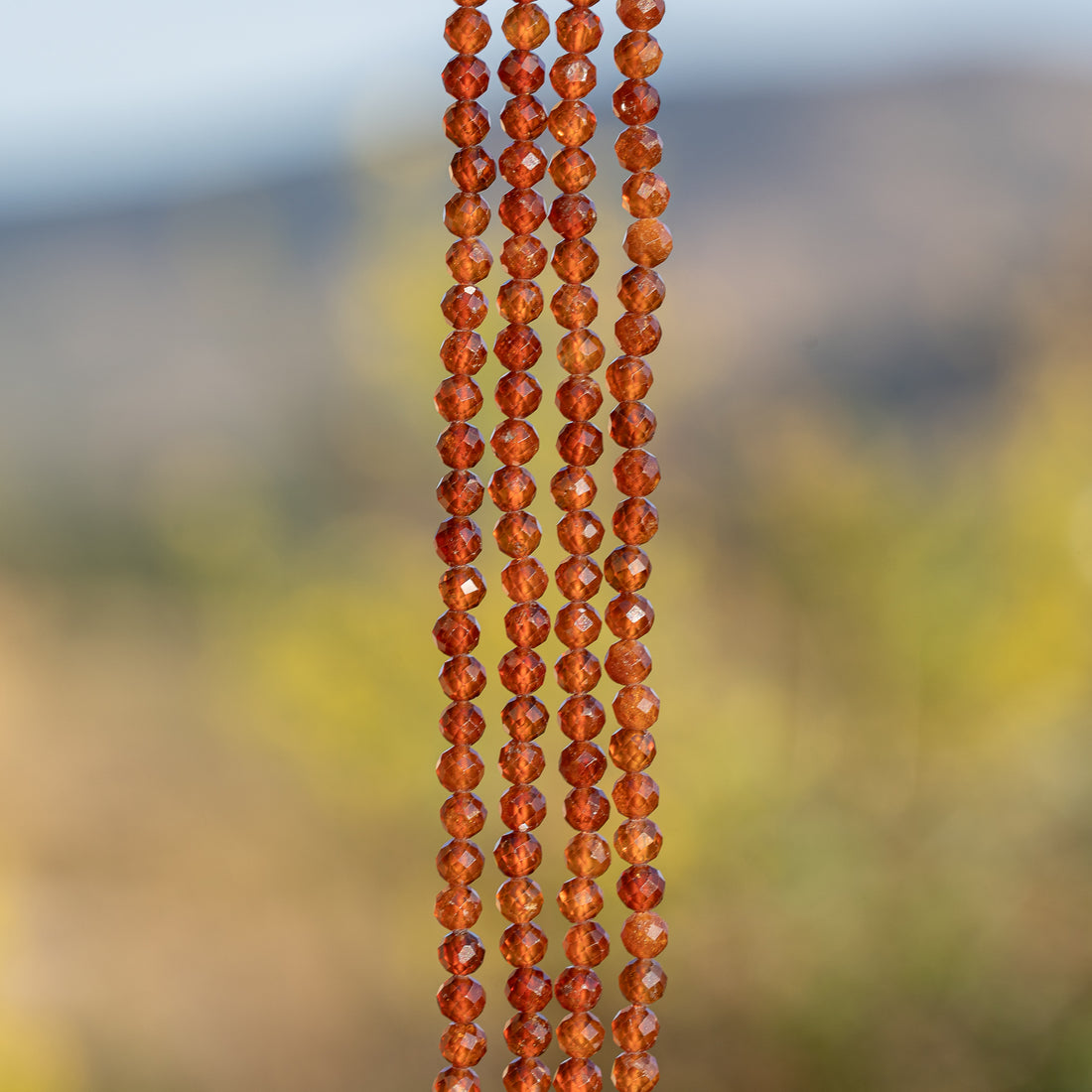 Perles rondes facettes de Grenat hessonite de 4 mm ( rang de env 98 perles )