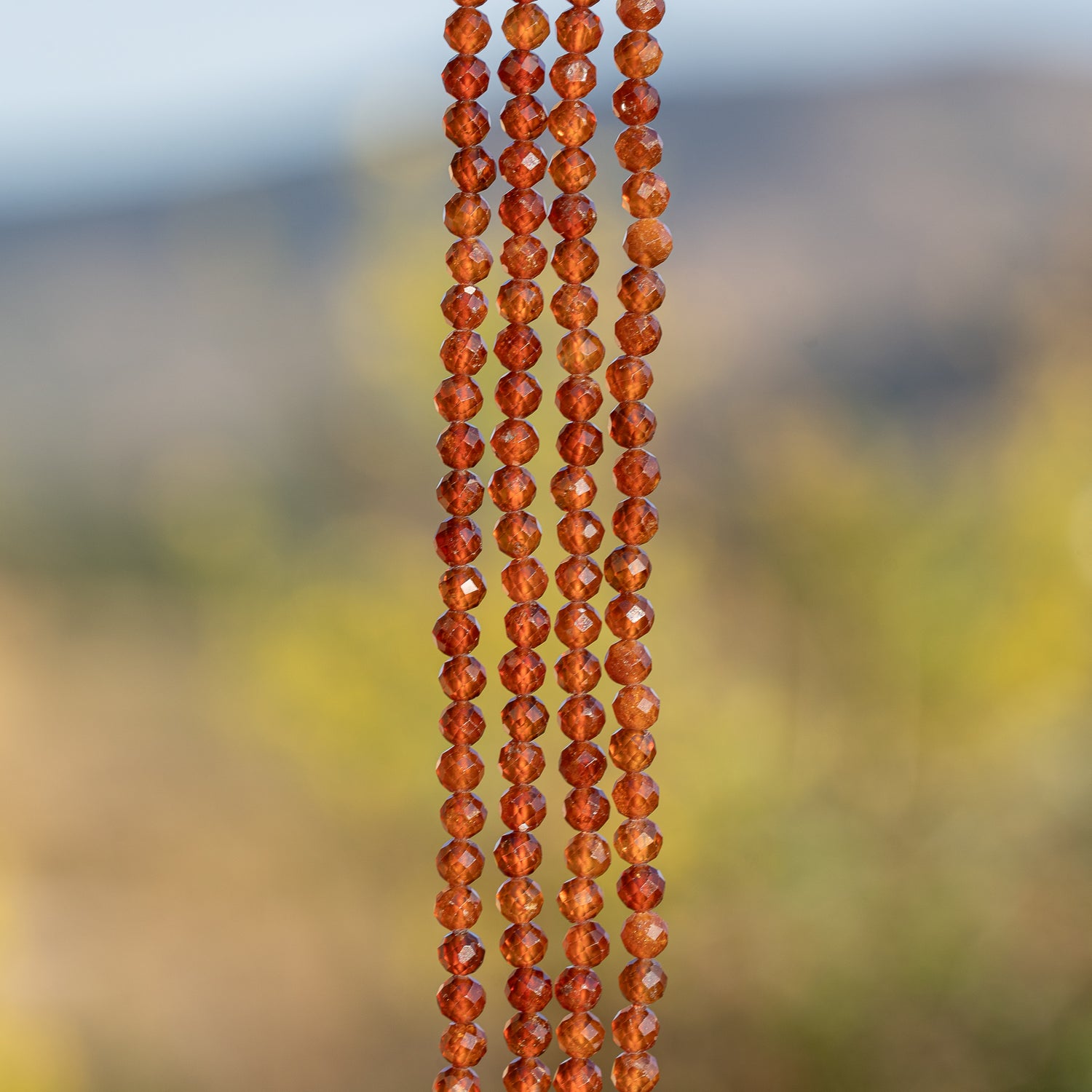 Perles rondes facettes de Grenat hessonite de 4 mm ( rang de env 98 perles )