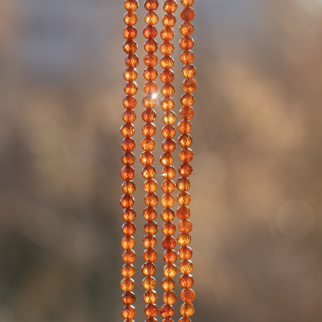 Perles rondes facettes de Grenat hessonite de 4 mm ( rang de env 98 perles )