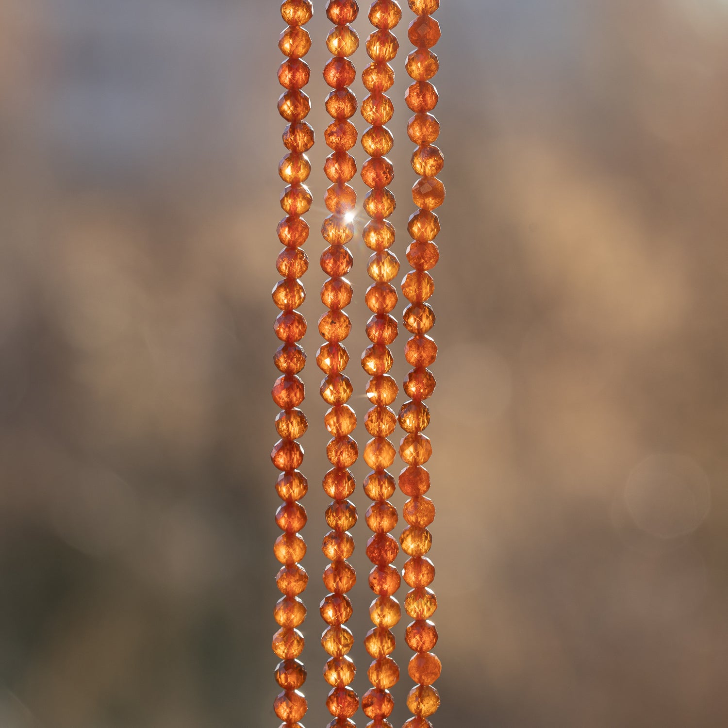 Perles rondes facettes de Grenat hessonite de 4 mm ( rang de env 98 perles )
