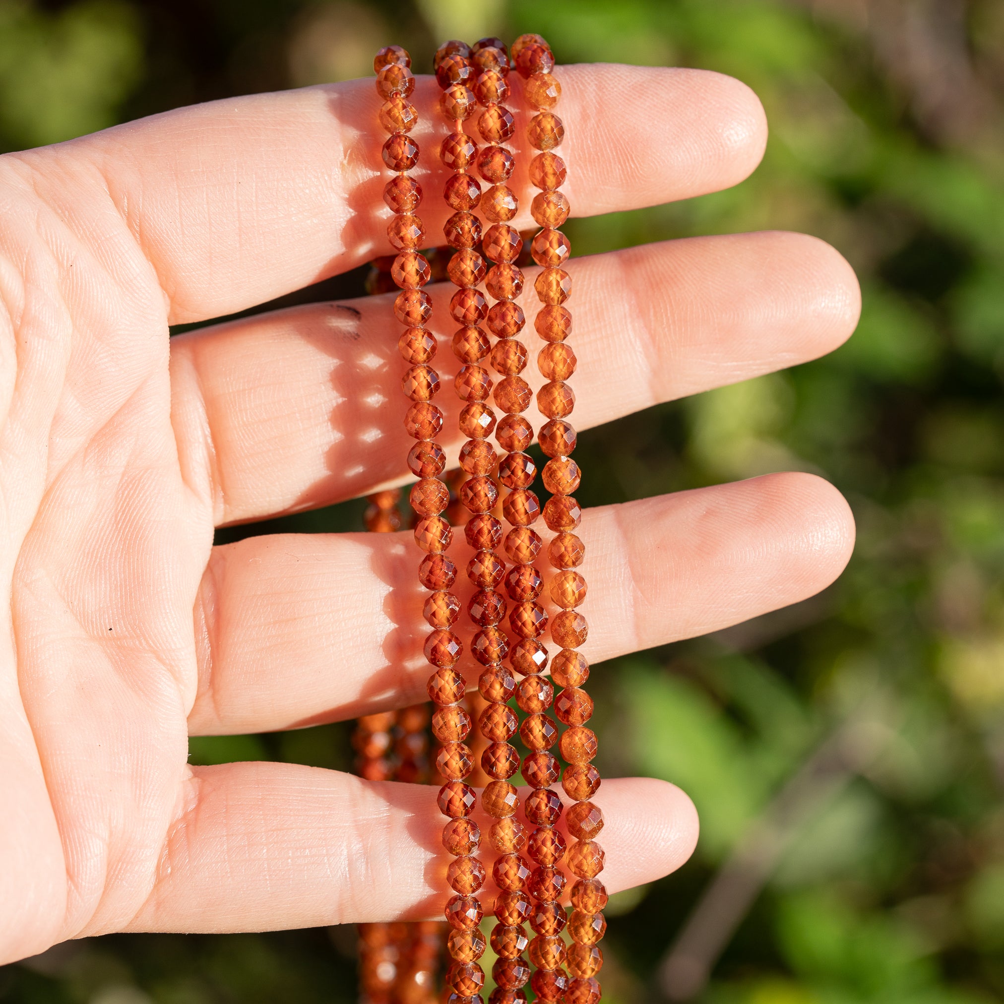 Perles rondes facettes de Grenat hessonite de 4 mm ( rang de env 98 perles )