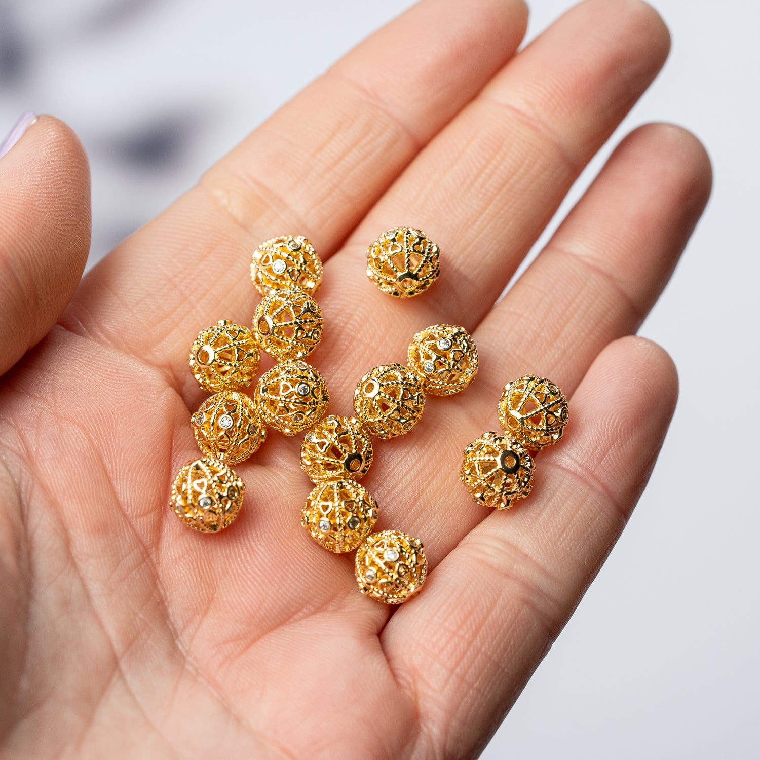 Perles rondes ♡ filigranées en laiton plaqué or 18k et zirconium de 9 mm ( à l&