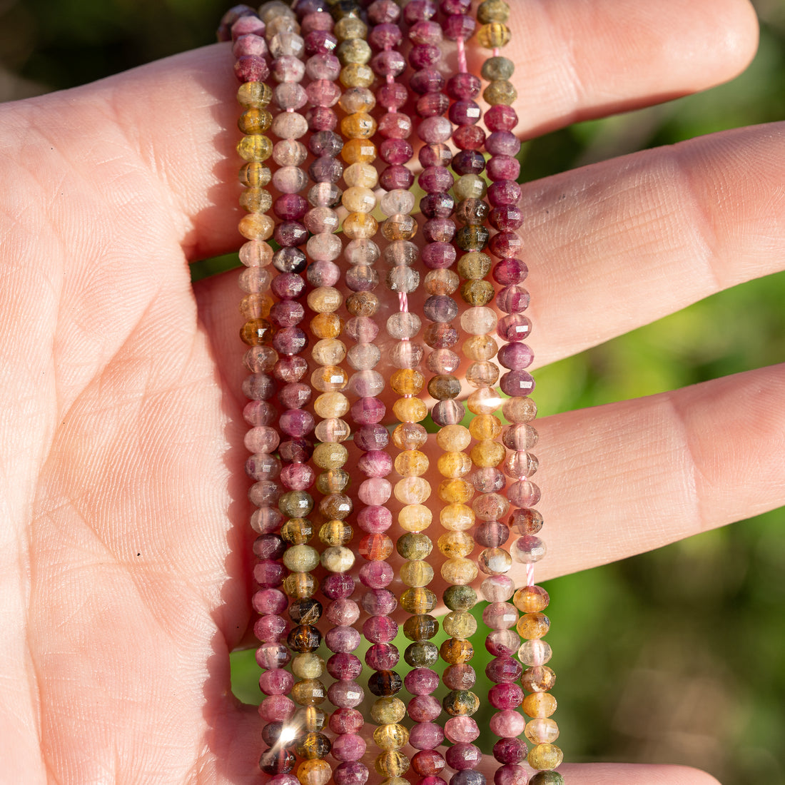 Perles rondelles facettes de Tourmaline multicolore de 3,5 x 3 mm ( rang de env 138 perles )
