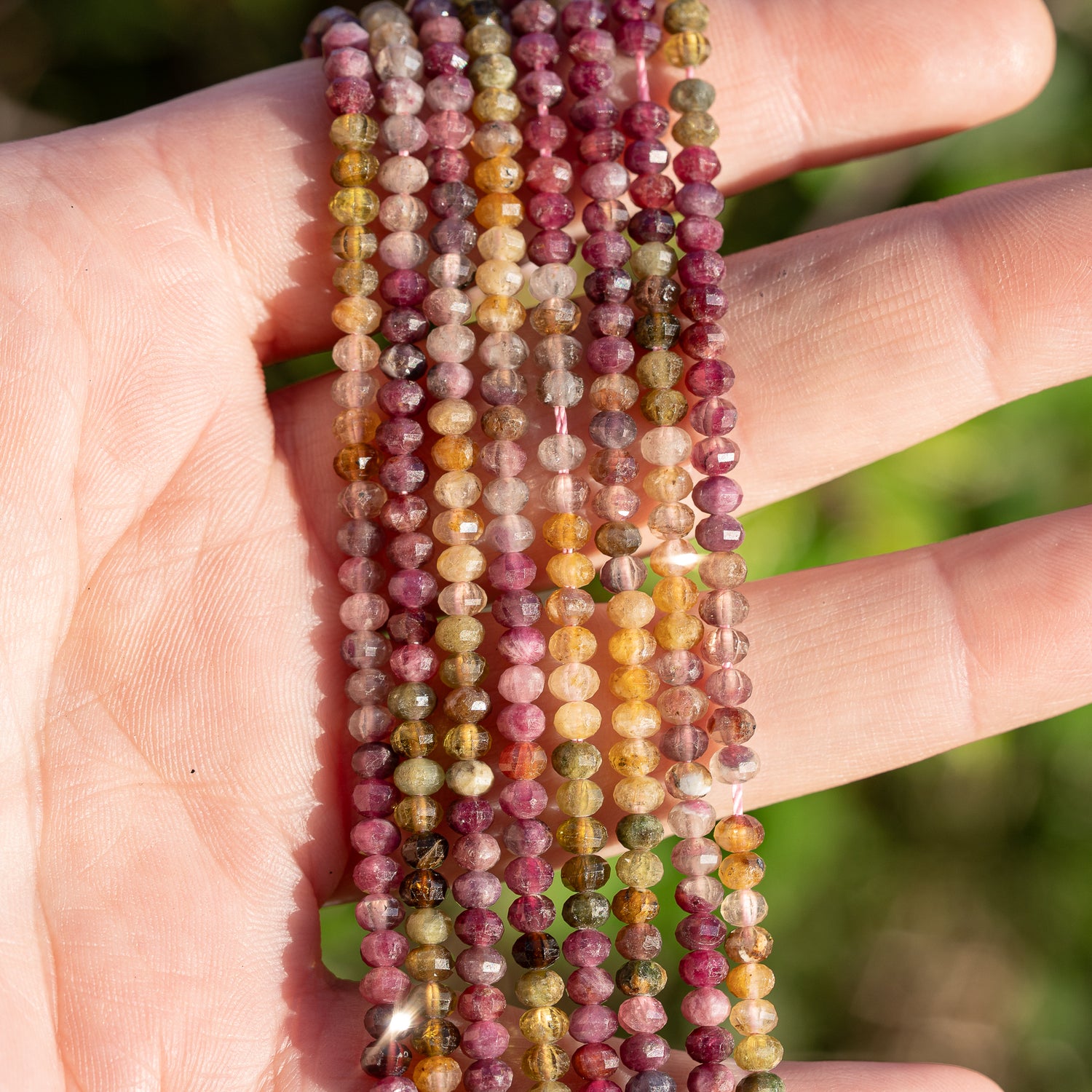 Perles rondelles facettes de Tourmaline multicolore de 3,5 x 3 mm ( rang de env 138 perles )