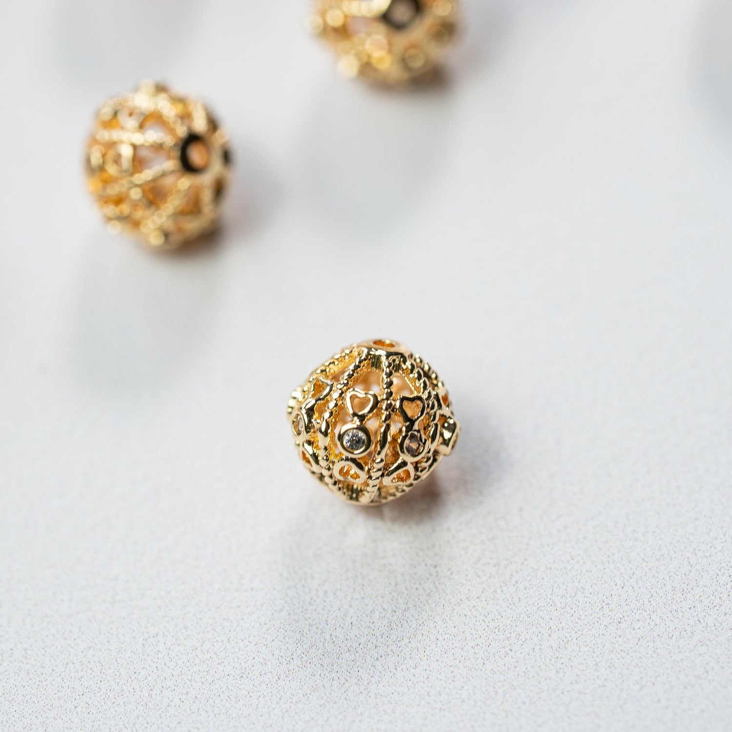 Perles rondes ♡ filigranées en laiton plaqué or 18k et zirconium de 9 mm ( à l&