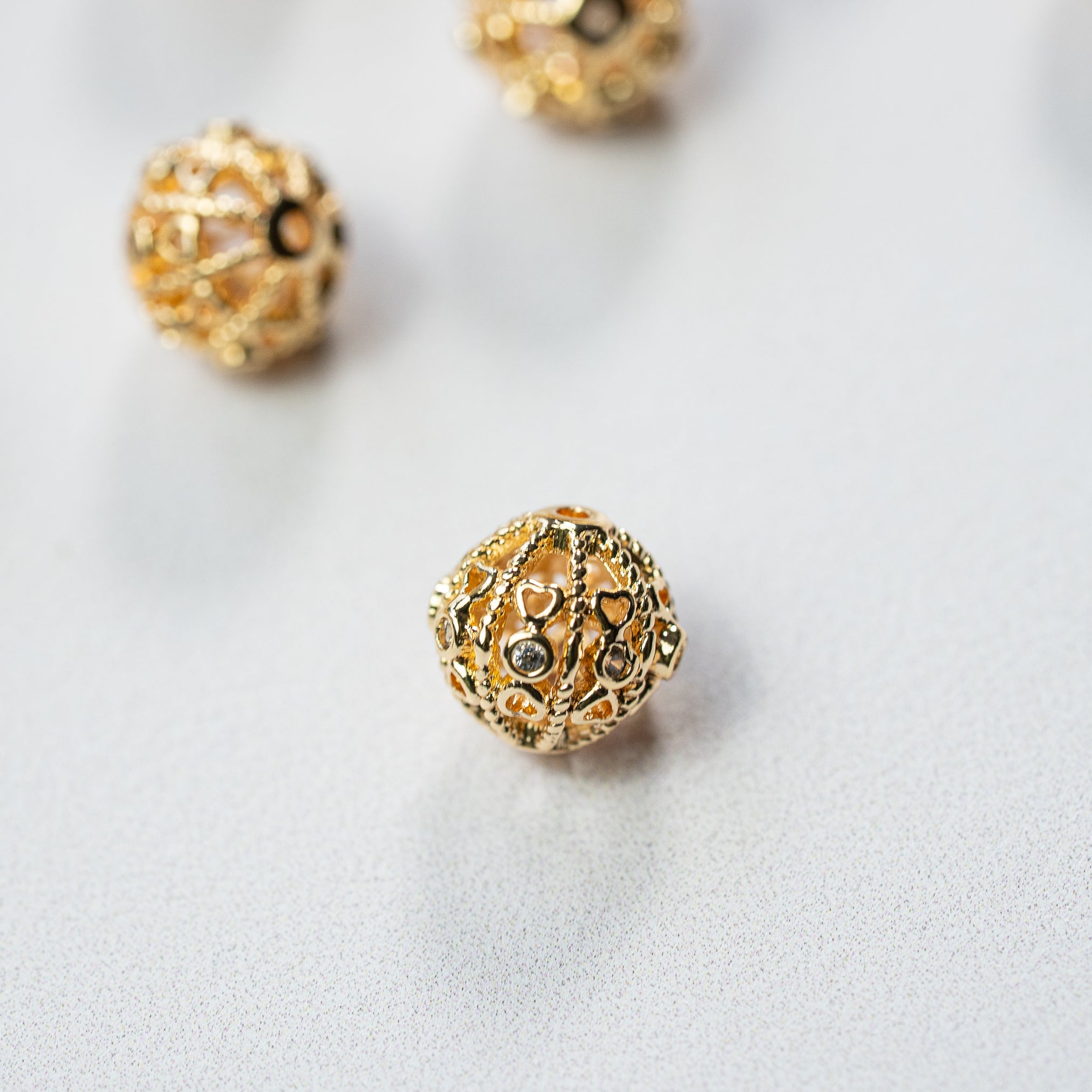Perles rondes ♡ filigranées en laiton plaqué or 18k et zirconium de 9 mm ( à l&