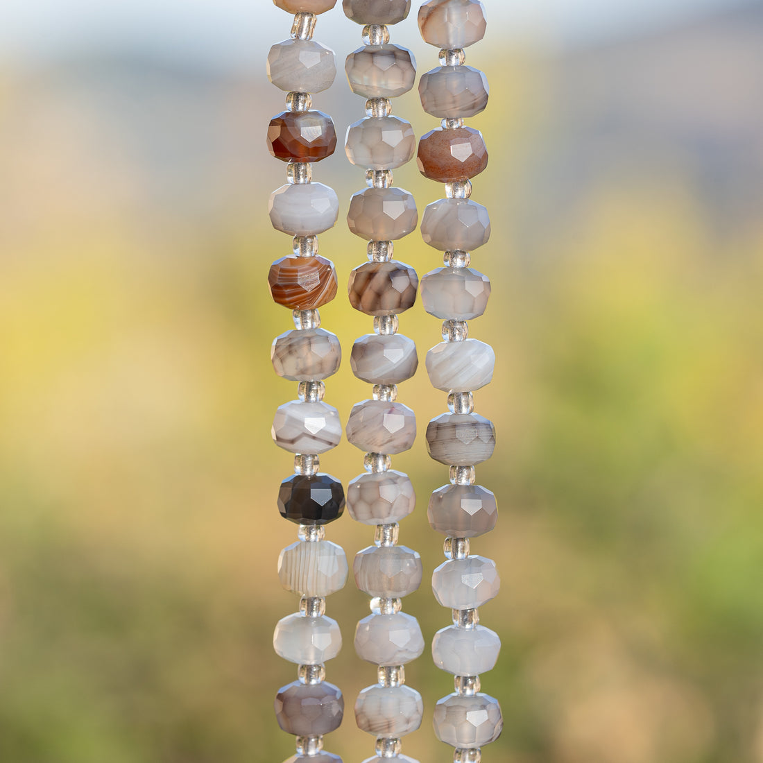 Perles rondelles facettes en Agate du Botswana de 8 x 5,5 mm ( 1/2 rang de env 23 perles )