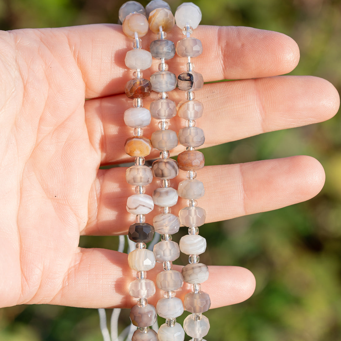 Perles rondelles facettes en Agate du Botswana de 8 x 5,5 mm ( 1/2 rang de env 23 perles )