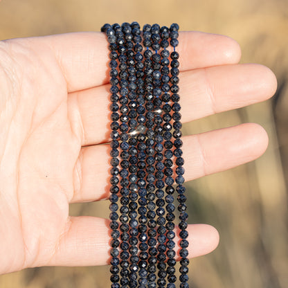 Perles rondes facettes de Saphir noir/bleu nuit de 3 mm ( 1/2 rang de env 60 perles )