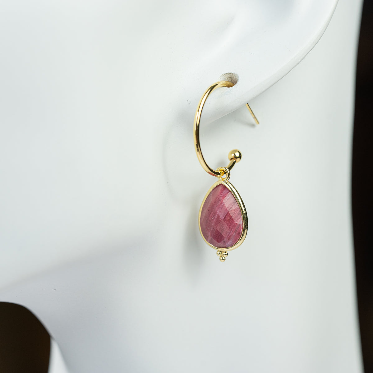Breloques gouttes facettes en Quartz fraise et laiton doré à l&