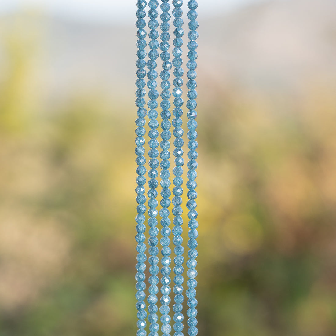 Perles rondes facettes de zirconium bleu glacier de 3 mm ( 1/2 rang de env 66 perles )