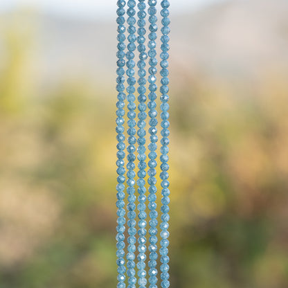Perles rondes facettes de zirconium bleu glacier de 3 mm ( 1/2 rang de env 66 perles )