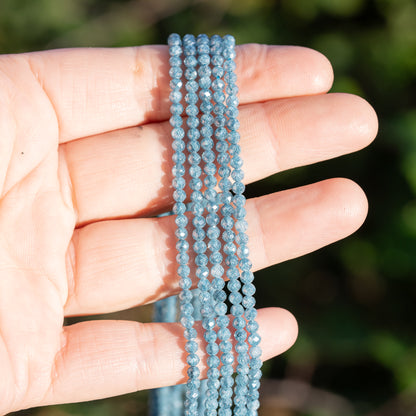 Perles rondes facettes de zirconium bleu glacier de 3 mm ( 1/2 rang de env 66 perles )
