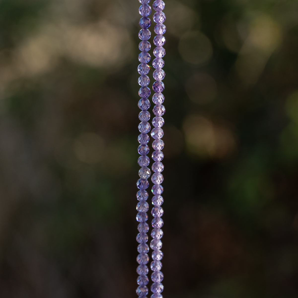 Perles rondes facettes de zirconium violet de 4 mm ( 1/2 rang de env 48 perles )
