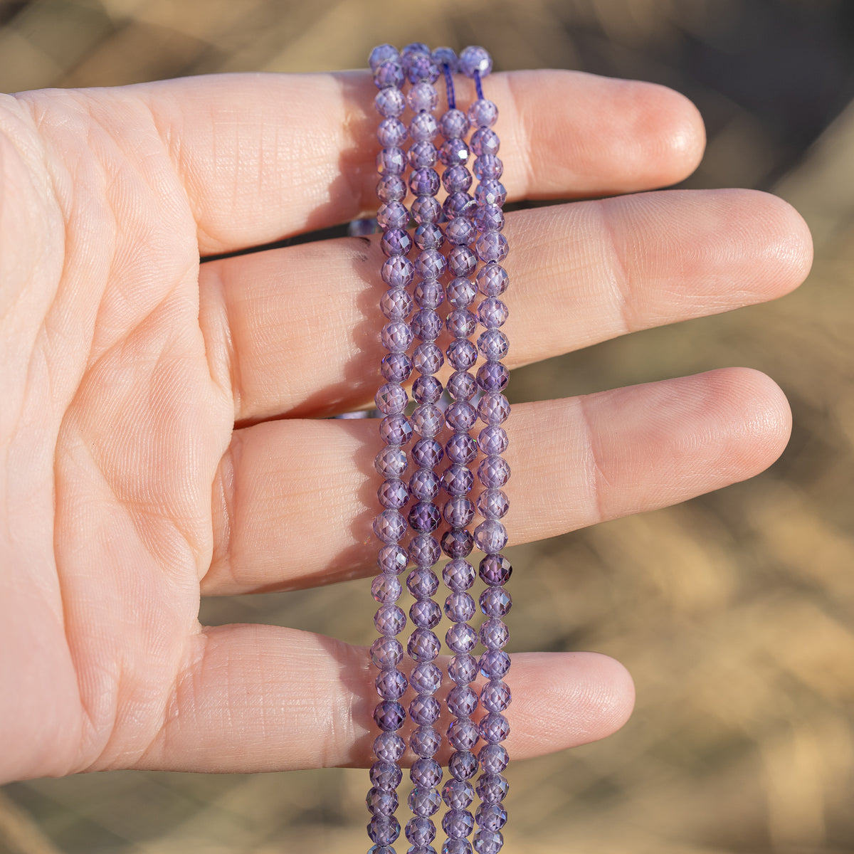 Perles rondes facettes de zirconium violet de 4 mm ( 1/2 rang de env 48 perles )
