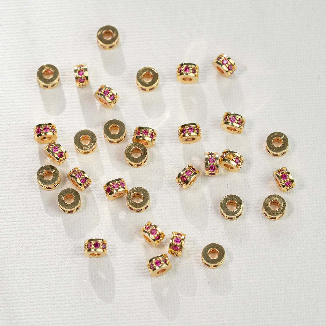 Perles rondelles en laiton plaqué or 18k et zirconium rose fuchsia de 6 x 3,5 mm ( à l&