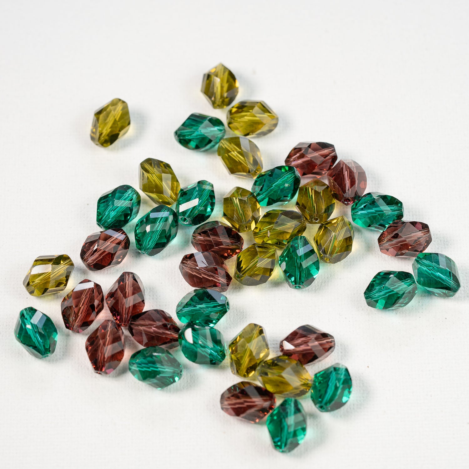 Perles ovales torsadées facettes en verre K9 de 13 x 10 mm couleurs au choix ( lot de 2 )