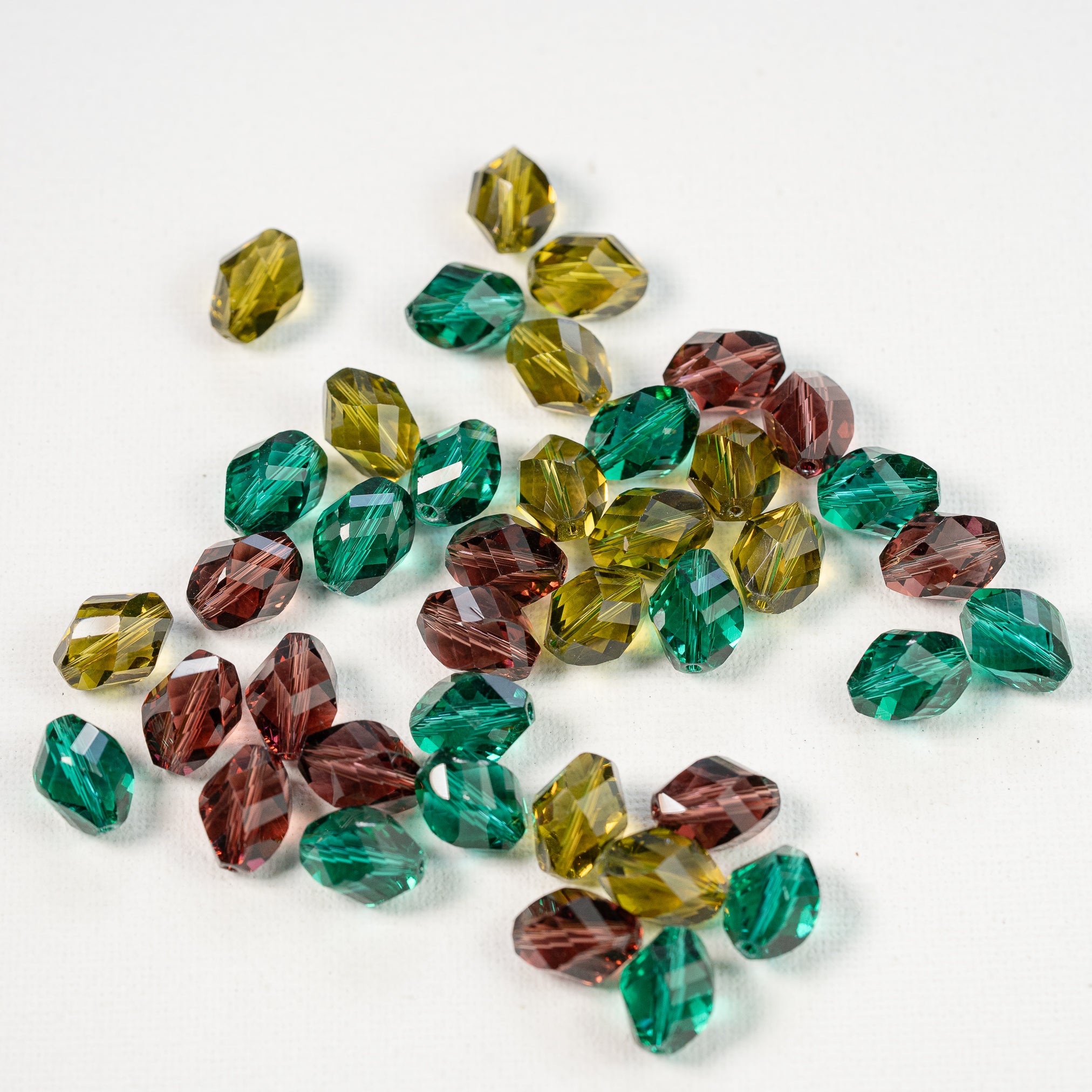 Perles ovales torsadées facettes en verre K9 de 13 x 10 mm couleurs au choix ( lot de 2 )